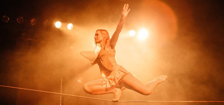 Artistin Silea tanzt auf dem Seil und balanciert auf Flaschen. Foto: pv