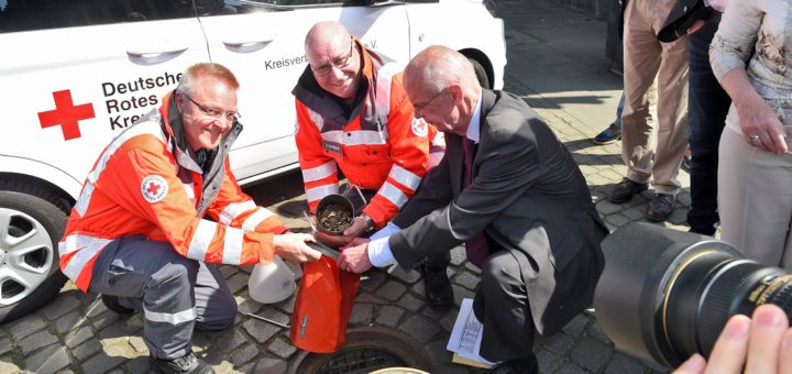 WKB-Vorstandsvorsitzender Christian Weber mit Karl-Heinz Radisch und Steffen Lehrmann vom DRK Bremen. Foto: Schlie
