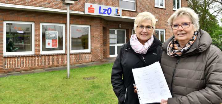 Karin Heuer (r.), Ingeborg Söhn und viele weitere Anwohner aus der Gegend hoffen, dass die LzO die SB-Filiale an der Bremer Heerstraße 2 doch nicht schließen wird.Foto: Konczak