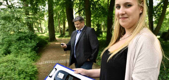 Axel Langnau und Swantje Oehler von der Delmenhorster Wirtschaftsförderungsgesellschaft zeigen wie die GPS-Geräte funktionieren. Foto: Konczak