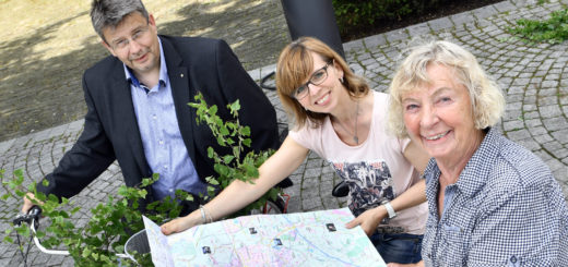 dwfg-Geschäftsführer Axel Langnau, Ines Ritter (dwfg) und Marion Lösking (adfc) stellen die neue Radwanderkarten für Delmenhorst vor.Foto: Konczak