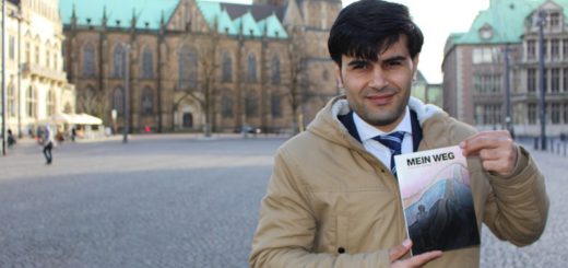 Darwish Barkel präsentiert sein Buch mit dem Titel „Mein Weg“. Die Kulisse: Seine neue Heimat Bremen.Foto: Harm