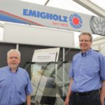 Jens Emigholz (rechts) und Rüdiger Meinhard von der Emigholz GmbH infomieren über ihr breites Dienstleistungs- und Ser­viceangebot rund ums Auto. Foto: de Haan