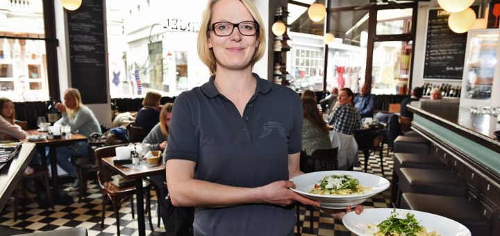 Tina Wobbe sorgt für flotten und freundlichen Service im „Café Engel“. Foto: Schlie