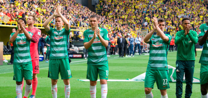 Nach dem Spiel verabschiedeten sich die Werder-Profis von den 9.000 Fans, die mitgereist waren. Foto: nph