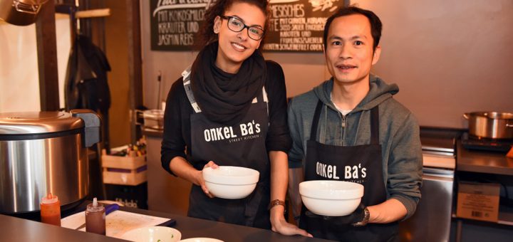 Rebecca Aboagye (l.) und Huu Duy Ha versorgen die Gäste im „Onkel Ba‘s Street Kitchen“ mit Suppen und Currys. Foto: Schlie