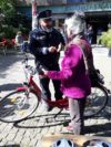 Ein Polizist klärt eine Radfahrerin bei der heutigen Kontrolle auf. Foto: Polizei Bremen