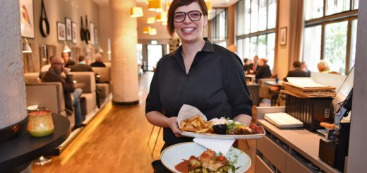 Restaurantleiterin Bianca Fischer mit zwei Mittagsangeboten im „Q1“ .Foto: Schlie