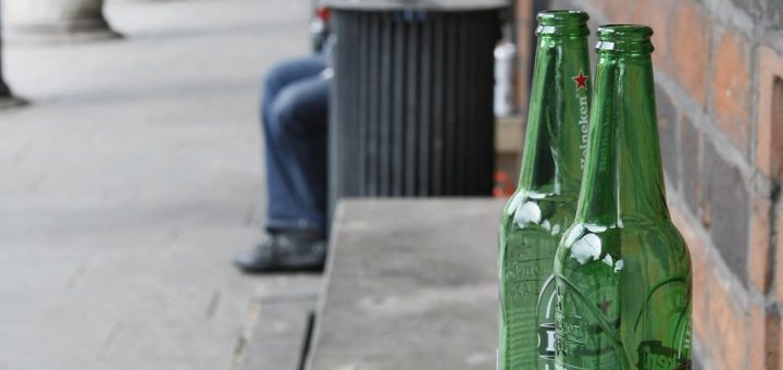 Die leere Bierflasche in der Innenstadt: Nach Meinungen der Politik, wird sie so schnell nicht verschwinden. Fotos: Barth