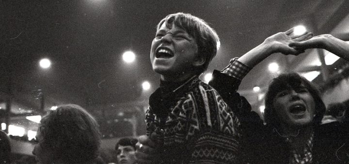 Wer als Jugendlicher den Rolling Stones (Konzertfoto) oder noch später etwa Kraftwerk zugejubelt hat, will heute nicht unbedingt Volkslieder singen. Junge Alte Demenz Schlaganfall Jungsenioren ProDem Stuhr Foto: Wikipedia/ Riksarkivet (Nationalarchiv Norwegen)
