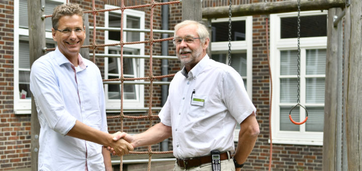Dr. med. Matthias Viemann (links) wird zum 1. Oktober neuer Chefarzt der Klinik für Kinder- und Jugendmedizin. Dr. Johann Böhmann hatte das Amt 33 Jahre inne.Foto: Konczak