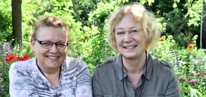 Mit ihren Ideen rund um wilde Kräuter und Pflanzen begleiten uns Bettina Janßen und Heike Kroll durch den Sommer. Foto: Konczak