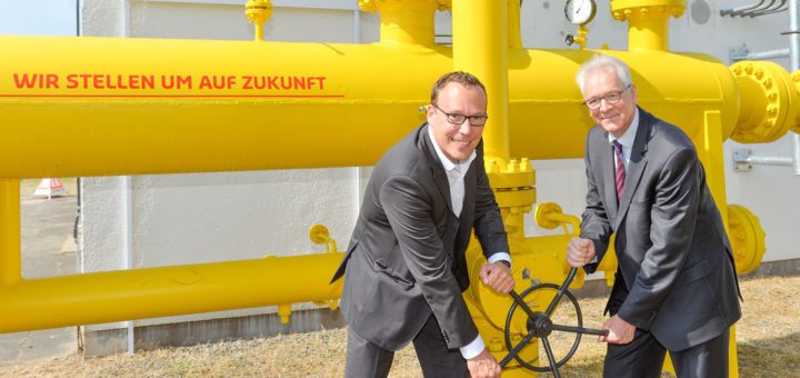 remiere für H-Gas: swb-Vorstand Timo Poppe (l.) und Wesernetz-Geschäftsführer Andreas Fröstl starten die Einleitung. Foto: swb