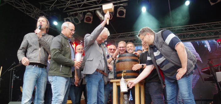Es läuft: Oberbürgermeister Axel Jahnz triumphierte beim Fassbieranstich. Foto: gri
