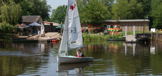 Mieka Reiners dreht im Teeny „Wild Thing“ ihre Runde im Hammehafen, bevor es in Begleitung von Werner Schlüter (im Schlauchboot) auf den Fluss geht. Foto: Möller