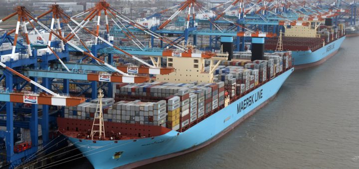 Schiffe am Containerterminal Bremerhaven. Zwischen Bremer und chinesischen Häfen gibt es Linienverkehr. Vor allem Autos und Container werden umgesetzt. Wirtschaft Handel