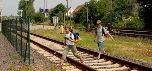 Kinder betreten unbefugt Bahngleise. Foto: Bundespolizeiinspektion Bremen