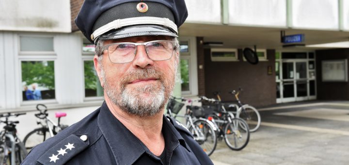 Kontaktpolizist Thomas Kothe ist einer von zwei KoPs in Kattenturm. Fotos: Schlie