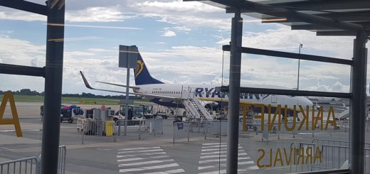 Eine Ryanair-Maschine eine knappe Stunde nach der Landung auf dem Bremer Flughafen: Die Koffer stehen noch auf dem Rollfeld, kein Mitarbeiter in Sicht. Foto: pv
