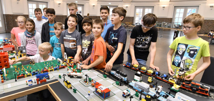14 Kinder haben heute im Rahmen einer Sommerferienaktion eine bunte und fantasievolle Stadt aus Lego in der Markthalle aufgebaut. Foto: Konczak