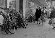 Nicht gern gesehen: 1960 haben viele Radfahrer ihre Räder an den Schaufenstern des Hauses Hohenböken an der Langen Straße abgestellt. Abbildung: Stadtarchiv Delmenhorst