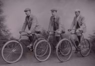 In seinem Atelier an der Schulstraße lichtete der Fotograf Christian Jessen diese drei Fahrradpioniere ab. Abbildung: Stadtarchiv Delmenhorst