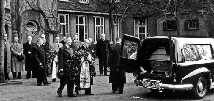 Bei der Überführung des Sarges von Rudolf Königer nach Hamburg am 4. November 1954 erweisen ihm Vertreter der Stadt Delmenhorst die letzte Ehre.Foto: Stadtarchiv Delmenhorst