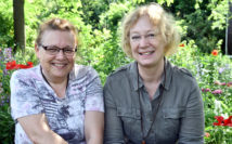 Mit ihren Ideen rund um wilde Kräuter und Pflanzen begleiten uns Bettina Janßen und Heike Kroll durch den Sommer.Foto: tk