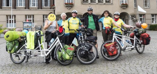 In mehreren Teams fahren die Radler der „MUT-Tour“ durch Deutschland. Auch auf dem Rathausplatz in Delmenhorst haben die Akteure einen Etappenstopp eingelegt. Foto: Meyer