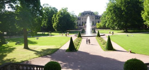 Der Schlosspark verbindet die ehemalige Orangerie (heute Teil des Hotels Maritim) mit dem Schloss, in dem ein Museum und Teile der Verwaltung untergebracht sind. Foto: Suhren
