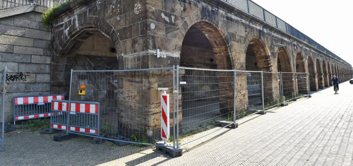 Unschön: abgesperrten Arkaden an der Weser. Foto: Schlie