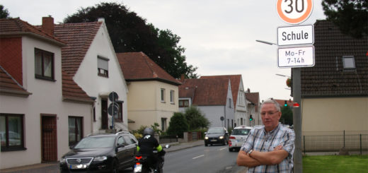 Als Anwohner der Rübhofstraße beobachtet Jürgen Schmonsees die neue Geschwindigkeitsbegrenzung und kritisiert eine mangelnde Akzeptanz bei den Autofahrern. Foto: Möller