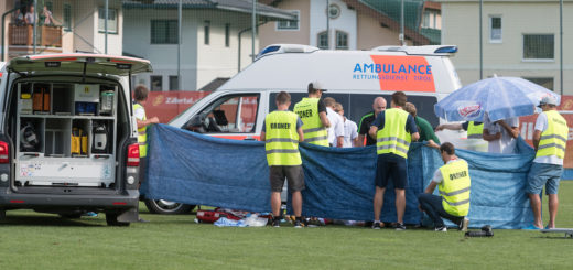 Zusammenbruch von Abdelhak Nouri beim Testspiel gegen Werder Bremen in Österreich. Nach dem Herzstillstand hat der 20-Jährige nun bleibende Hirnschäden.