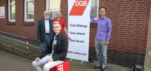Gewerkschafter aus Delmenhorst und Oldenburg werben für die Vortragsreihe gegen den Rechtspopulismus. Foto: nba