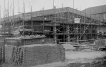 Die Außenaufnahme der Baustelle des Kleinen Hauses entstand kurz vor dem Richtfest am 14. März 1961. Foto: Stadtarchiv Delmenhorst