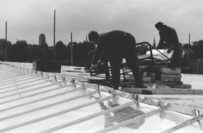 Dachdecker bei der Verlegung des Doppelfalzdaches aus Aluminium im Mai 1961. Foto: Stadtarchiv Delmenhorst