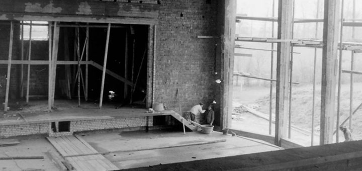 Maurer bei Innenarbeiten im späteren Saal des Theaters „Kleines Haus“. Foto: Stadtarchiv Delmenhorst