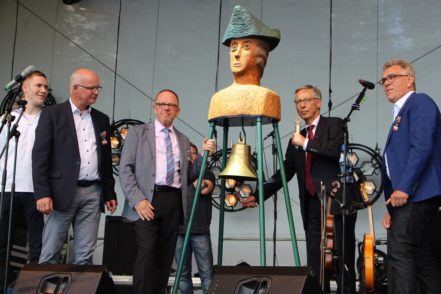 Bürgermeister Carsten Sieling (2. von rechts) beim traditionellen Glockenschlag, mit dem das Festival eröffnet wird. Foto: Harm