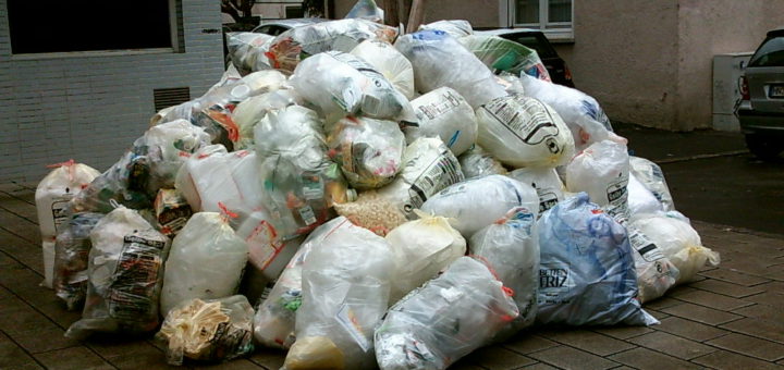 Die Gelbe Säcke werden ebenso wie Restmüll in Stuhr nur einmal im Monat von der AWG abgeholt. Dabei kann jede Menge Müll zusammenkommen.