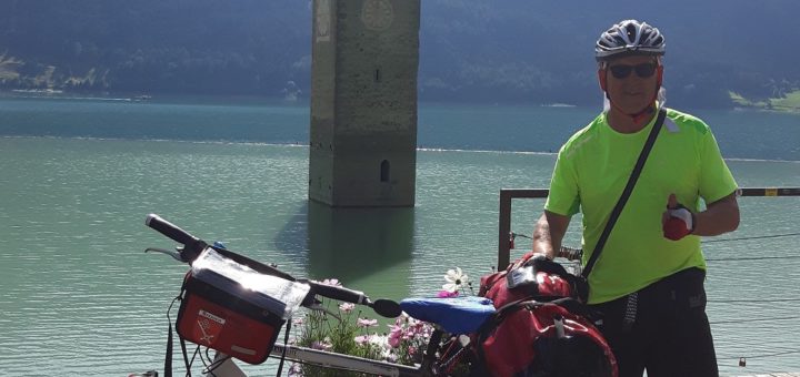Der Höhepunkt seiner Fahrradreise zum Gardasee war für Wolfgang Brandes der Reschensee in Italien. Anstelle des Stausees befand sich einst ein Dorf.
