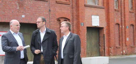 Wirtschaftssenator Martin Günthner (Mitte) machte sich mit dem Europaabgeordneten Dr. Joachim Schuster (rechts) und Orstamtsleiter Peter Nowack (links) ein Bild vom BWK-Gelände.Foto: Spier