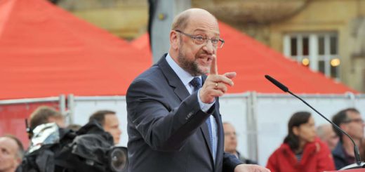 Martin Schulz mit erhobenem Zeigefinger.