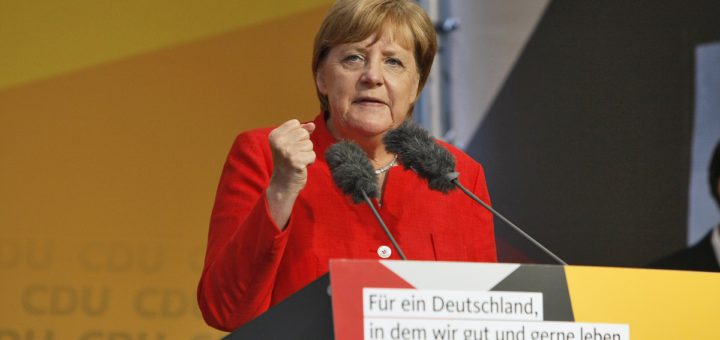 Die Kanzlerin ballt die Faust: Angela Merkel bei ihrem Wahlkampfauftritt in Bremen. Foto: Barth