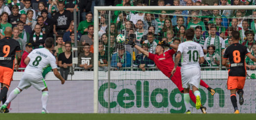 Werders neuer Torwart Jiri Pavlenka kann das 0:1 gegen Valencia nicht verhindern. Foto: nphvlenka