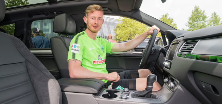 Werders Florian Kainz an Bord seines neuen Dienstwagens, den er am Dienstag in Empfang nahm. Foto: Nordphoto