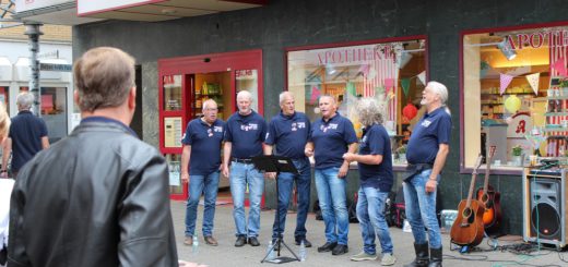 Der Samstag stand ganz im Zeichen der Straßenmusik. Die Gruppen musizierten an fünf verschiedenen Standorten in der Vegesacker Fußgängerzone. So wie „Armstrong‘s Patent“ an der Ellipse. Foto: Harm