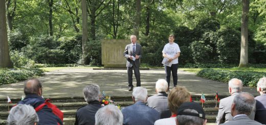 Hat ebenfalls an der Gedenkveranstaltung auf dem Osterholzer Friedhof teilgenommen: Christian Weber, Präsident der Bremischen Bürgerschaft. Foto: Barth
