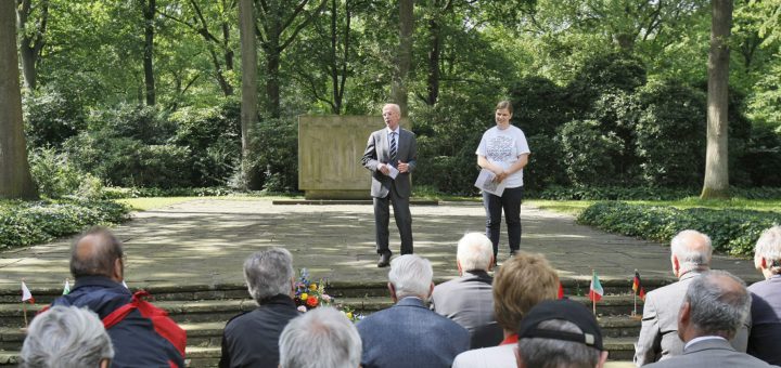 Hat ebenfalls an der Gedenkveranstaltung auf dem Osterholzer Friedhof teilgenommen: Christian Weber, Präsident der Bremischen Bürgerschaft. Foto: Barth