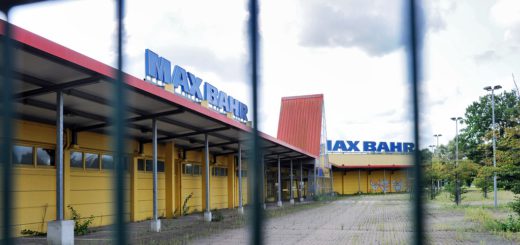 Auf dem ehemaligen Max-Bahr-Gelände in Habenhausen tut sich noch immer nichts. Anwohner haben Klage gegen die Pläne des Eigentümers eingereicht.Foto: Schlie