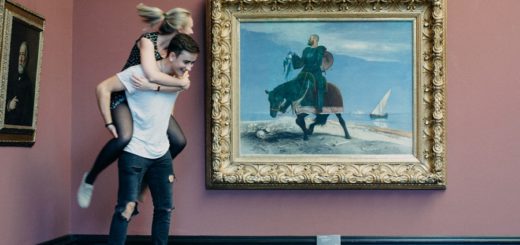 „Der Abenteurer“ von Arnold Böcklin (1882) kann jugendliche Besucher auch schon mal zu Albernheiten inspirieren. Und das ist durchaus gewollt – hauptsache, man nimmt Rücksicht auf die Kunstwerke und andere Besucher. Foto: Oliver Ahlbrecht